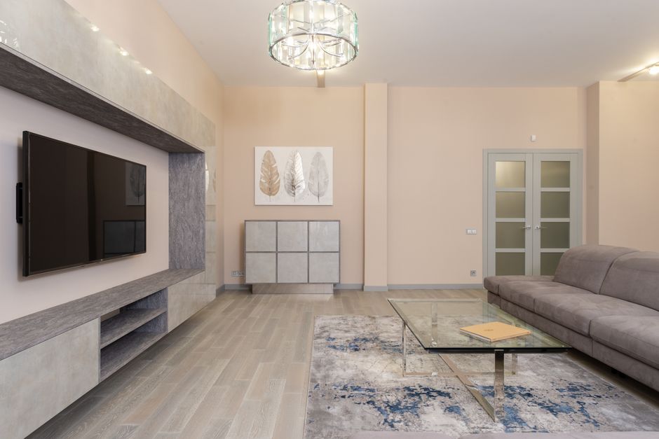 Een stijlvol grijs tv meubel in een moderne woonkamer, perfect voor elke interieurstijl.