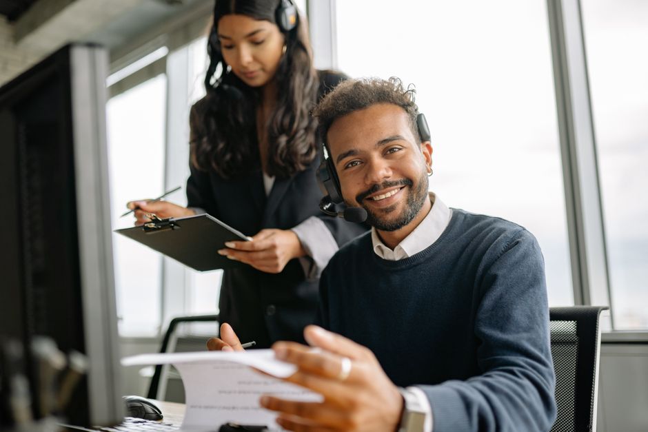 Een professionele interim specialist die samenwerkt met een werkgever aan een project voor tijdelijke inzet.