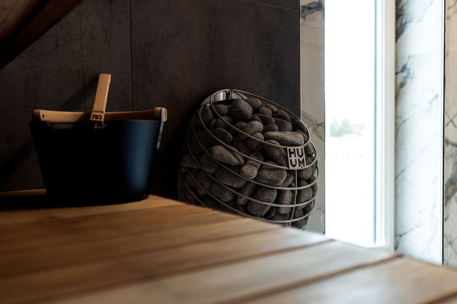 Een elektrische doorstroomverwarmer in een industriële omgeving met meet- en regelapparatuur voor optimale prestaties.