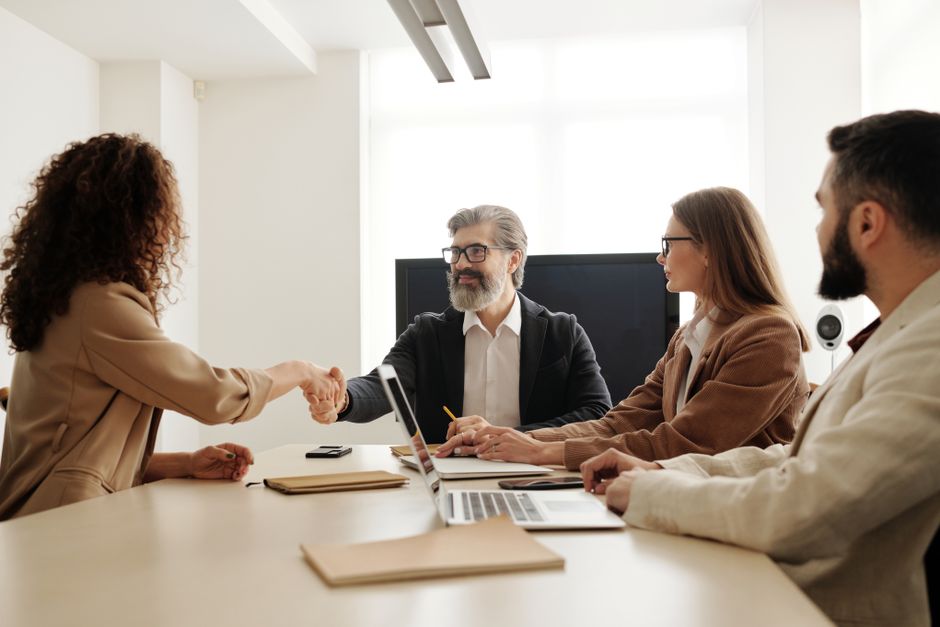 Een groep salesprofessionals die samenwerken aan een strategie om de juiste kandidaten te werven voor hun team.