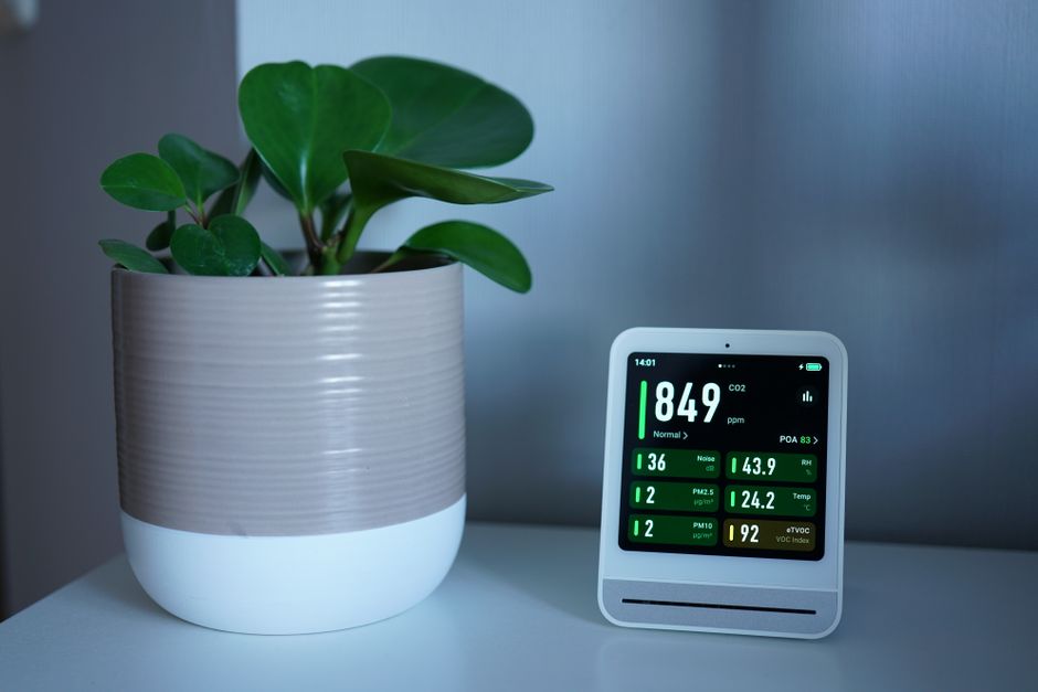 Een luchtreiniger in een moderne woonkamer die helpt bij het verbeteren van de luchtkwaliteit en het bevorderen van een gezonder binnenklimaat.
