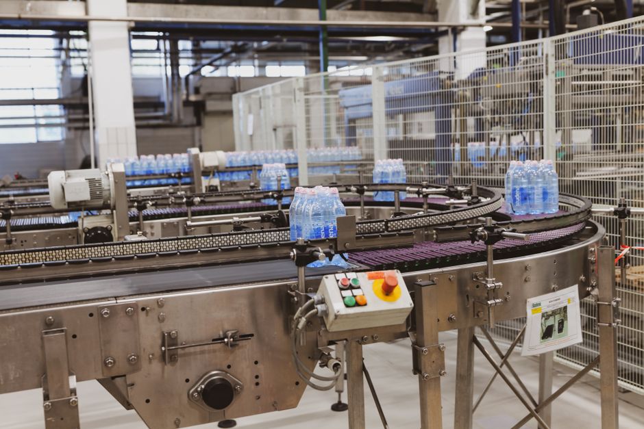 Moderne stickpack- en doypackmachine in een productieomgeving voor flexibele verpakkingen.